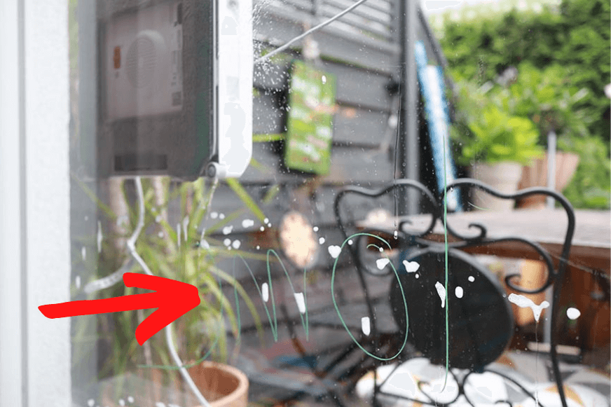 Das Stiftgeschmiere auf dem Fenster beim Ecovacs Winbot W1 Pro Test ist in der Nahaufnahme zu sehen 